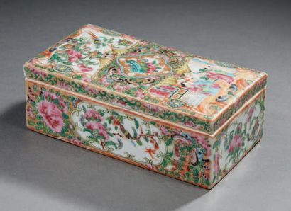 CHINE, Canton - XIXe siècle Boite de forme rectangulaire en porcelaine émaillée polychrome...