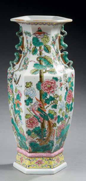 CHINE - XXe siècle Vase balustre hexagonal à pans à décor en émaux polychromes de...