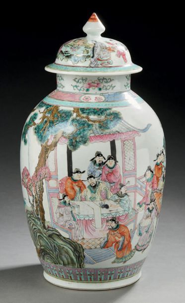 CHINE - XXe siècle Vase couvert en porcelaine émaillée polychrome dans le style de...