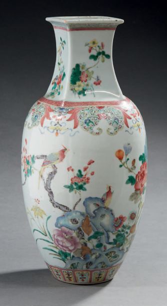 CHINE - Époque de la République - Minguo (1912-1949) Vase balustre à col évasé et...