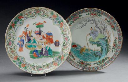 CHINE, Canton - XIXe siècle Deux assiettes en porcelaine émaillée polychrome de lettrés...