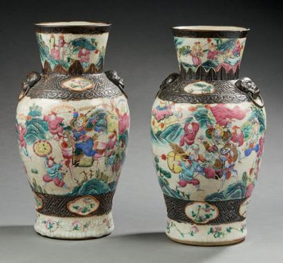 CHINE - Nankin fin XIXe siècle Paire de vases en porcelaine émaillé à décor de combattant...