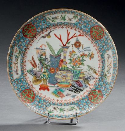 CHINE, Canton - XIXe siècle Assiette en porcelaine émaillée polychrome de vases et...