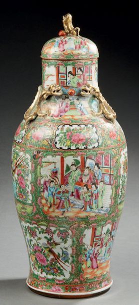 CHINE, Canton - Fin XIXe siècle Vase balustre et couvert en porcelaine émaillée polychrome...