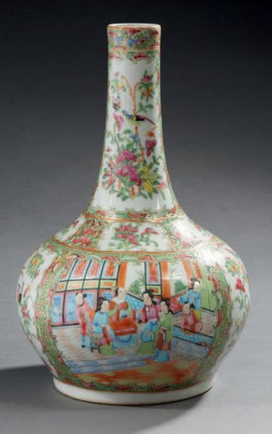 CHINE, Canton - XIXe siècle Vase bouteille en porcelaine émaillée polychrome à décor...