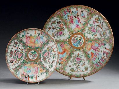 CHINE, Canton - Vers 1900 Plat et coupe en porcelaine polychrome à décor de scène...