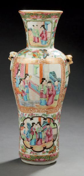 CHINE, Canton - XIXe siècle Vase balustre à col évasé et deux anses en porcelaine...