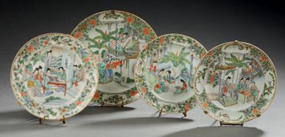 CHINE, Canton - Vers 1900 Quatre assiettes en porcelaine émaillée polychrome de jeunes...