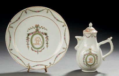CHINE, Compagnie des Indes- Epoque QIANLONG (1736-1795) Pot à lait et coupe en porcelaine...