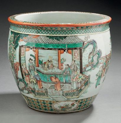 CHINE - XIXe siècle Grande vasque à poissons en porcelaine décorée en émaux polychromes...