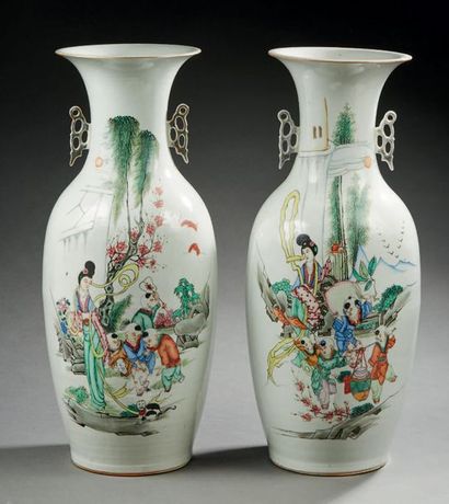 CHINE - Époque de la République - Minguo (1912-1949) Paire de vases balustres à col...