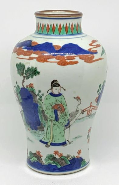 CHINE - XXe siècle Vase en porcelaine emaillé à décor de trois personnages et une...