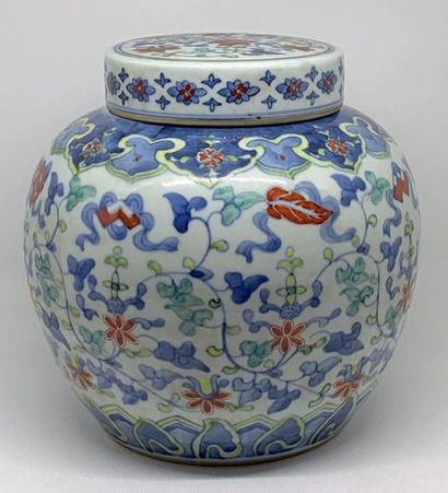 CHINE Pot couvert en porcelaine décorée en bleu sous couverte et émaux polychromes...