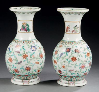 JAPON Paire de vases en porcelaine émaillé
Marque au revers à six caractères
H.:...