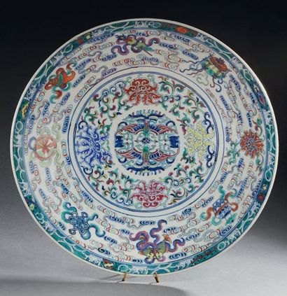 CHINE - XIXe siècle Grand plat en porcelaine décorée en bleu sous couverte et émaux...
