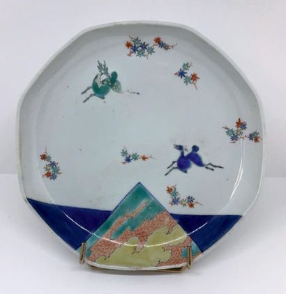 JAPON - Fin Époque EDO (1603-1868) Coupe de forme octogonale en porcelaine émaillée...