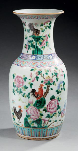 CHINE - XXe siècle Vase balustre en porcelaine émaillée polychrome à décor de coqs...