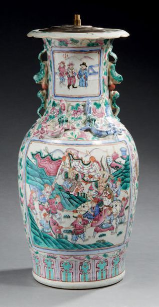 CHINE, Canton - Vers 1900 Grand vase balustre en porcelaine émaillée polychrome de...