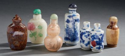 CHINE - XXe siècle Ensemble 6 flacons tabatières en porcelaine émaillée bleu blanc,...