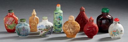 CHINE - XXe siècle Ensemble de dix flacons tabatières en verre peint, porcelaine...