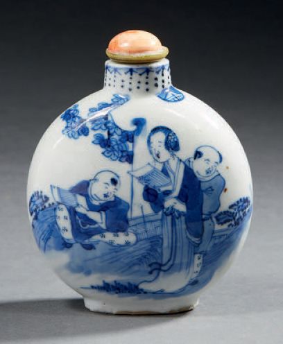 CHINE - XXe siècle Grand flacon tabatière en porcelaine bleu blanc à décor d'enfants...
