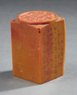 CHINE - XXe siècle Cachet de forme carrée en stéatite beige.
H.: 5,4 cm.
