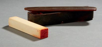 CHINE - XXe siècle Petit cachet carré en ivoire.
H.: 7,4 cm.
Dans une boite en corne...