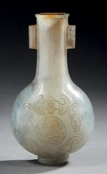CHINE - Vers 1900 Vase balustre applique en serpentine grise à décor sculpté sur...