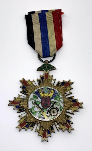 CHINE Médaille de seconde classe de l'ordre de la bravoure de la République de Chine.
Lot...