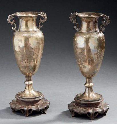 CHINE - Vers 1900 Paire de vases balustres sur piédouche en argent à décor incisé...