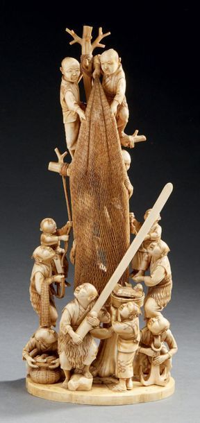 JAPON - Epoque MEIJI (1868-1912) Okimono en ivoire, pêcheurs grimpés sur un arbre...