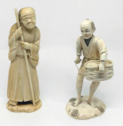 JAPON - Vers 1900 Deux statuettes en ivoire sculpté. L'une figurant un pêcheur et...