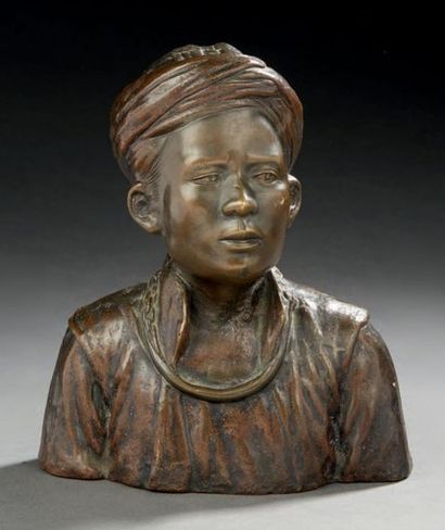 VIETNAM - XXE SIÈCLE Buste en bronze à patine brune d'un jeune homme.
H.: 17 cm.