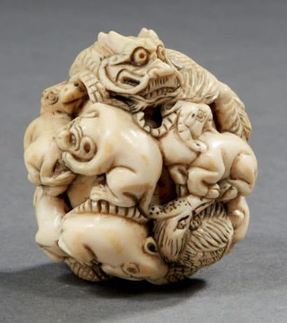 JAPON - Vers 1900 Netsuhé en ivoire figurant une multitude d'animaux ayant pour centre...