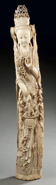 CHINE - Début XXe siècle Importante statue de jeune femme debout en ivoire tenant...