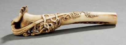 JAPON - Milieu Epoque EDO (1603-1868) Sachi netsuke en corne de cerf à en forme de...