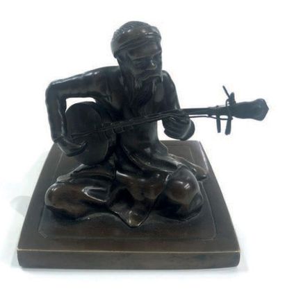 VIETNAM - Vers 1900 Statuette de musicien en bronze à patine brune sur socle carré
Dim.:...