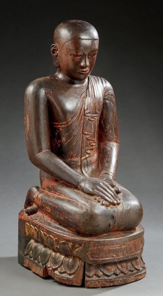 ASIE DU SUD EST (BIRMANIE) Important statue figurant un moine en bois sculpté, patiné...