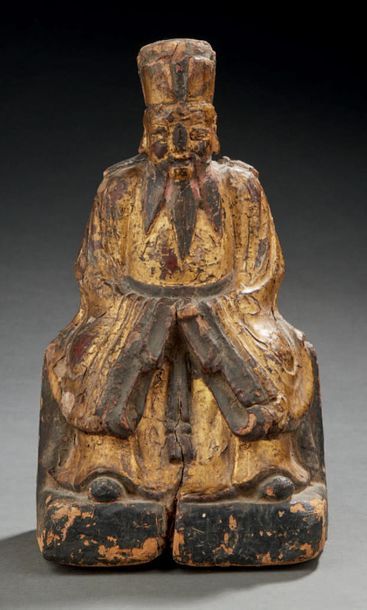 CHINE - XVIIIe/XIXe siècle Statuette de dignitaire en bois laqué or, assis sur un...