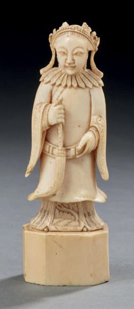CHINE, Canton - XIXe siècle Statuette de jeune femme en ivoire, debout sur un socle...