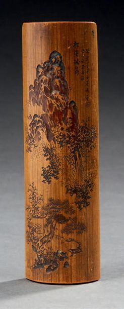 CHINE Porte pinceaux bambou à décor de paysage avec poème
Long.: 15 cm
Lot non présenté...