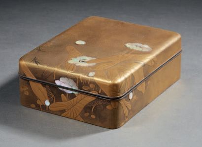 JAPON - Époque Showa (1926-1945) Kobako de forme rectangulaire en laque or à décor...