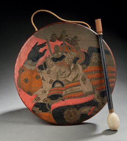 JAPON - Vers 1900 Gong en bronze et shibuichi laqué à décor incisé d'un buste de...