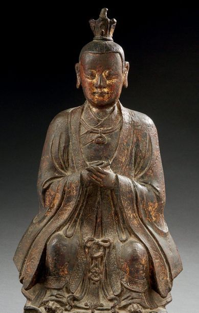 CHINE - Epoque MING (1368-1644) Importante statuette de dignitaire en bronze laqué...