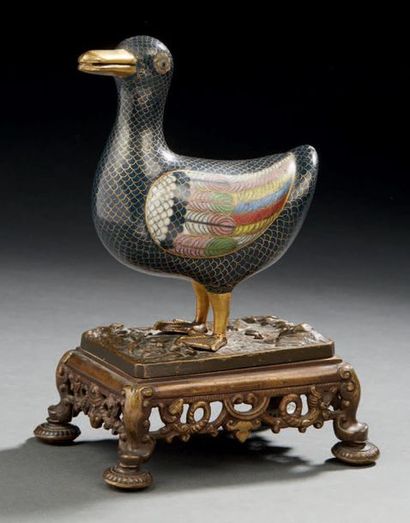 CHINE - XIXe siècle Statuette de canard en bronze doré et émaux cloisonnés, le plumage...