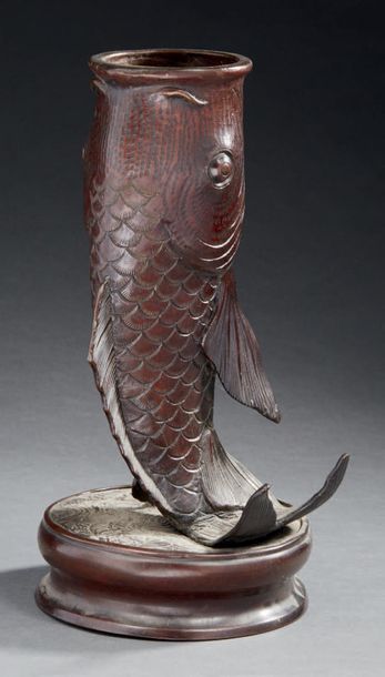 JAPON - Epoque MEIJI (1868-1912) Vase en forme de carpe posée sur ses nageoires en...