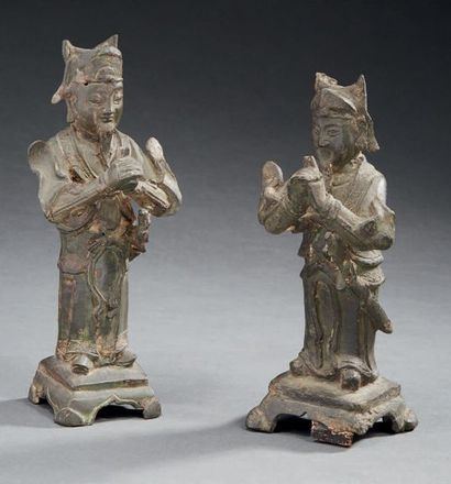 CHINE - Epoque MING (1368-1644) Paire de statuettes d'attendants en bronze à patine...