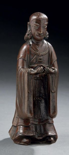 CHINE - XIXe siècle Statuette de jeune femme en bronze à patine brune, debout, les...