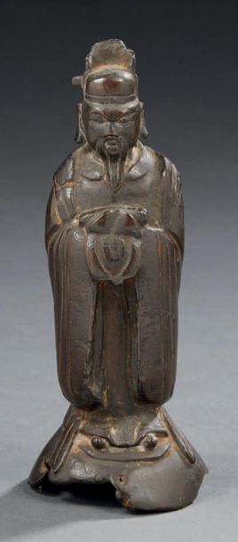 CHINE - XVIIIe/XIXe siècle Statuette de dignitaire en bronze à patine brune, les...