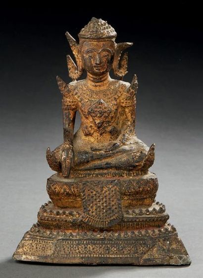 THAÏLANDE - XXe siècle Statuette de bouddha en bronze laqué or, assis en padmasana...